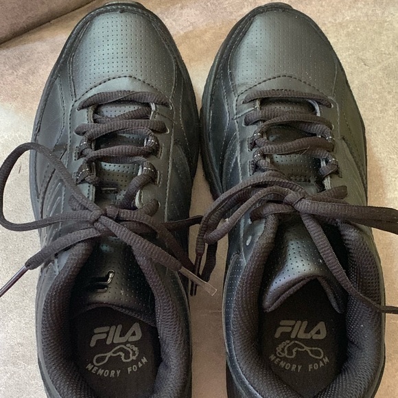 fila slip resistant shoes